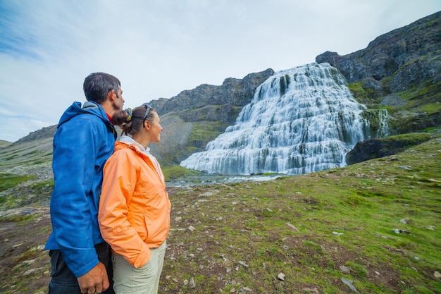 Casal de turistas e Dynjandi Islândia