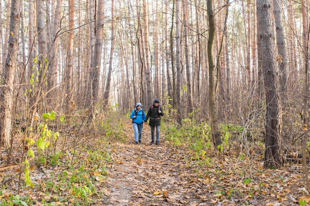 casal de turistas na floresta de outono.