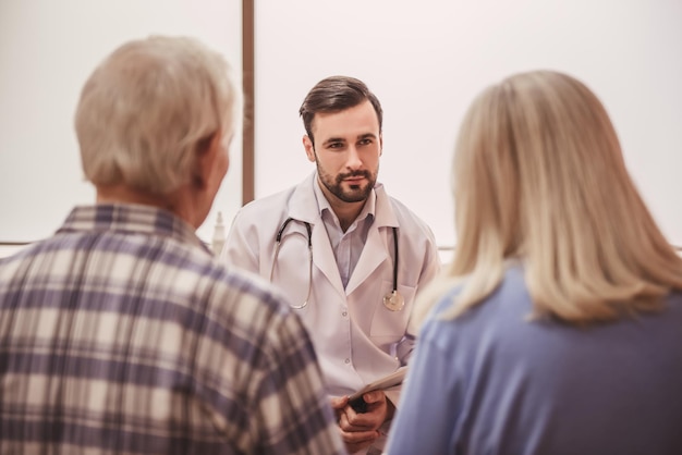 Casal de velhos e médico