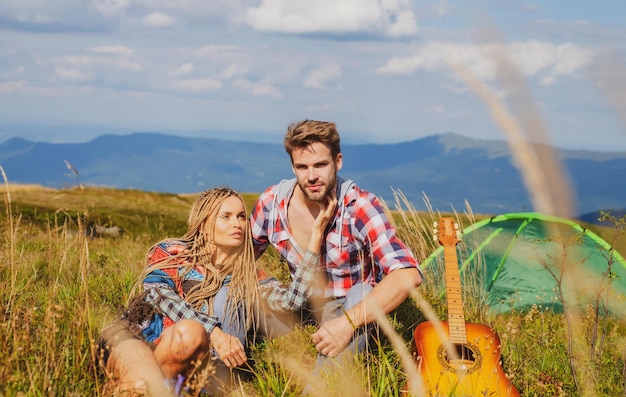 Casal de verão acampando Caminhada de fim de semana Pessoas curtindo piquenique no dia de verão Amor