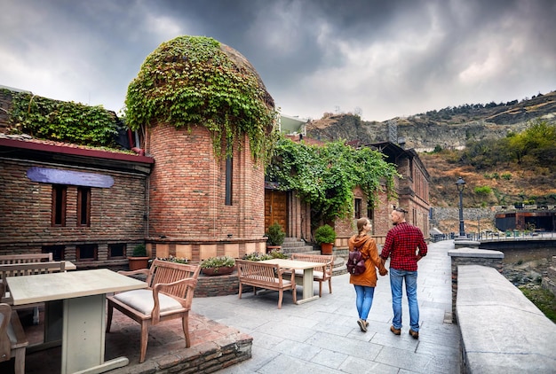 Casal de viajantes no distrito de Abanotubani de Tbilisi