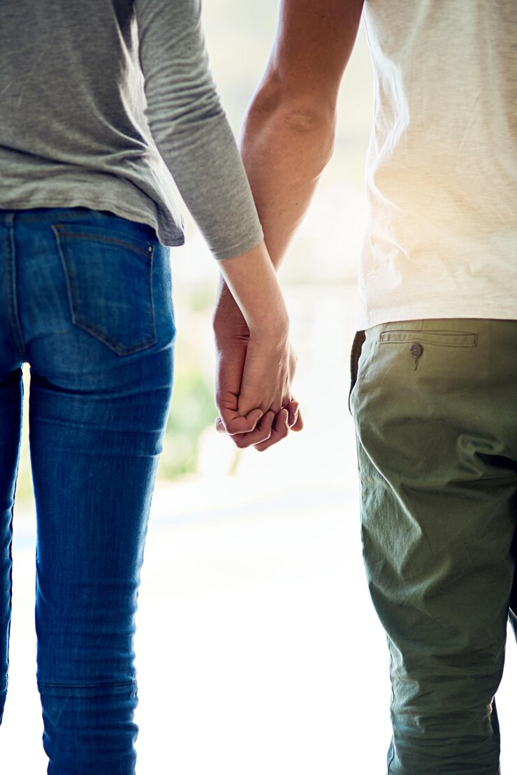 Foto casal de volta e de mãos dadas para data de amor e caminhar juntos ao ar livre com confiança ou apoio homem mulher e ligação em relacionamento para felicidade cuidado e compromisso como parceiro com lealdade