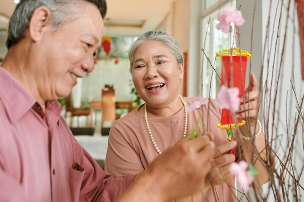 Casal Decorando Casa Idosa