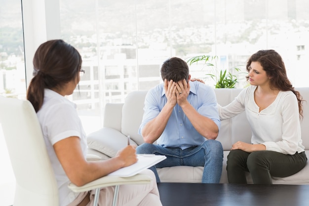 Casal deprimido conversando com seu terapeuta