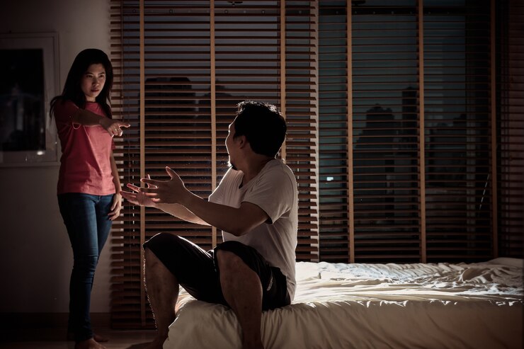 Foto casal deprimido marido e mulher estão brigando na cama no quarto escuro