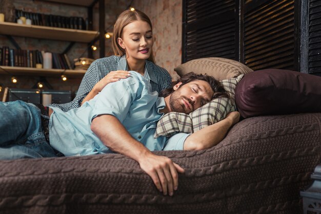 Casal descansando em casa