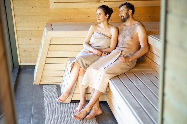 Casal descansando em uma sauna