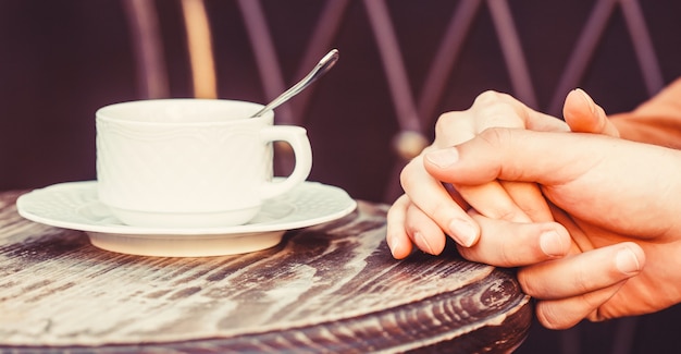 Foto casal desfrutando de café. lindo casal segurando uma xícara de café