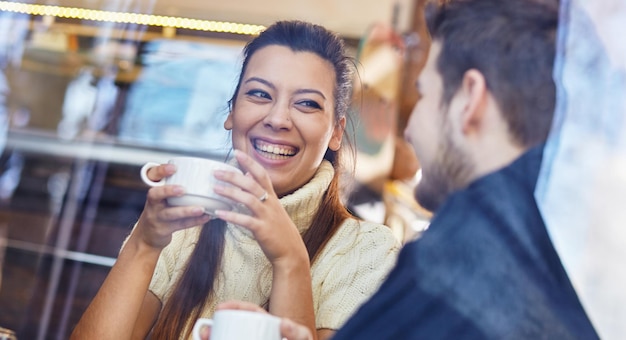 Casal desfrutando de café. Retrato de um casal feliz