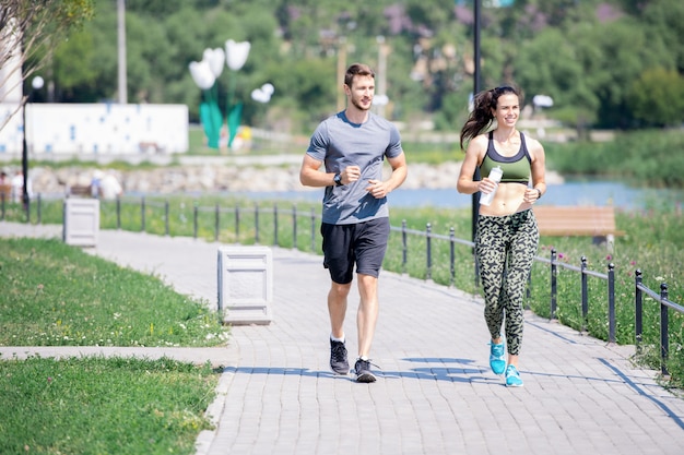 Casal desfrutando de correr ao ar livre