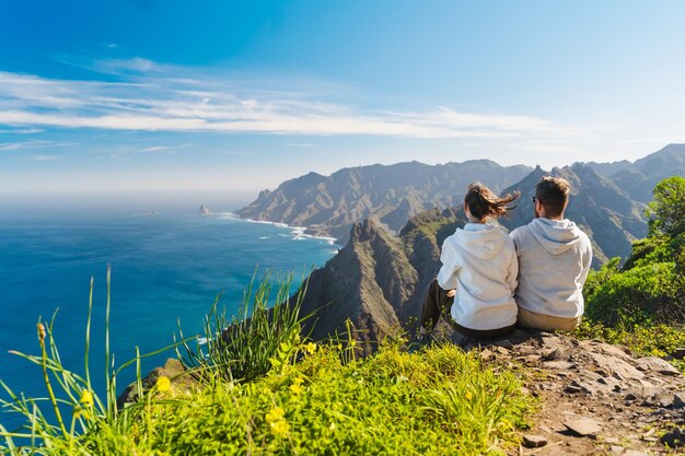 Casal desfrutando de férias na natureza Caminhantes observando belas paisagens costeiras