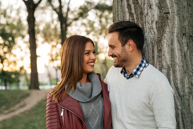 Casal desfrutando de um encontro perfeito ao ar livre no parque