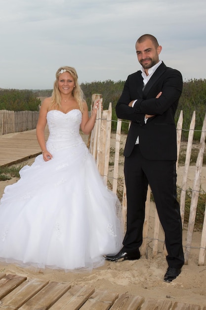 casal dia do casamento noiva e noivo na praia