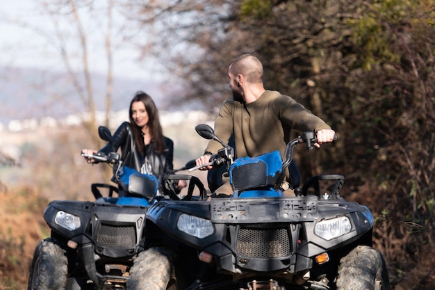 Foto casal dirigindo offroad com quadriciclo ou quadriciclo