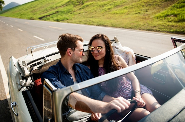 Casal dirigindo um carro viajando juntos na viagem