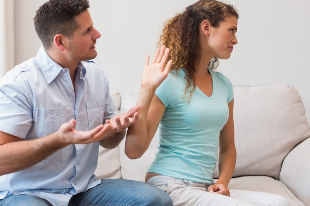 Casal discutindo na sala de estar