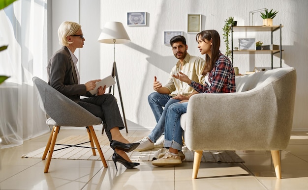 Casal discutindo uns com os outros na sessão de terapia. Relação de discussão com conselheiro matrimonial