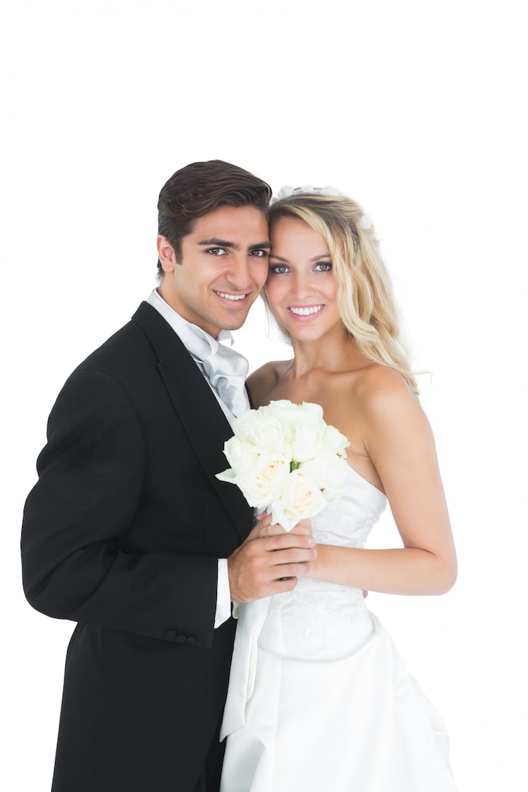 Foto casal doce casado posando segurando um buquê branco