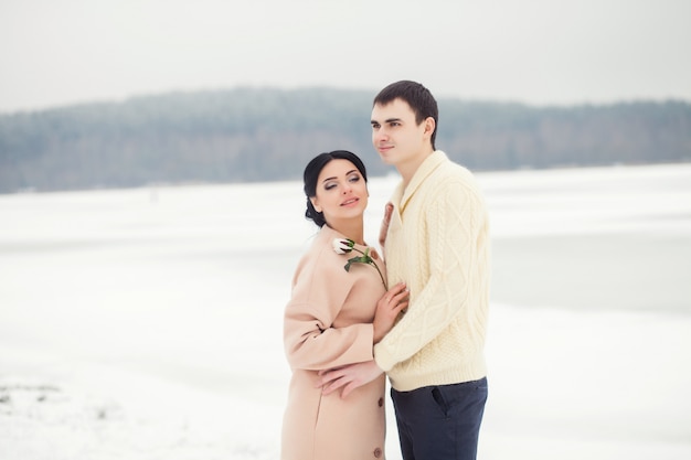 Casal doce em um campo de inverno