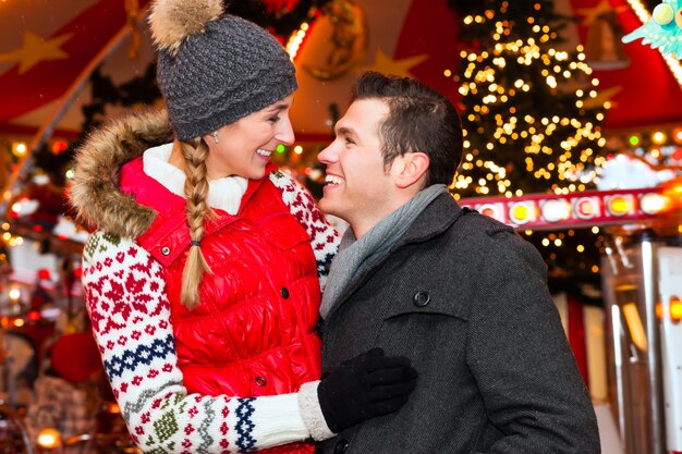 Casal durante o mercado de natal ou temporada de advento