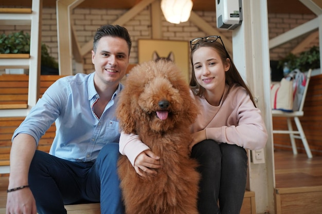 Casal e cachorro deitado no chão