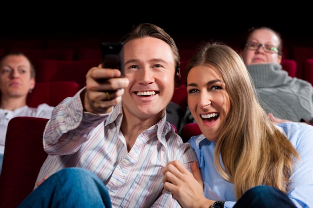 Casal e outras pessoas no cinema