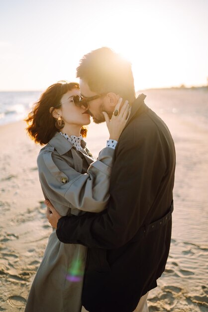 Casal elegante a caminhar e a abraçar-se à beira-mar Primavera Relaxamento juventude amor estilo de vida