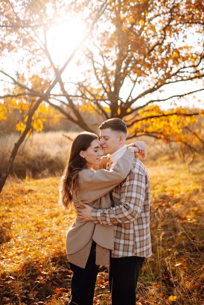 Foto casal elegante andando e aproveitando o clima de outono conceito de relaxamento e férias de pessoas