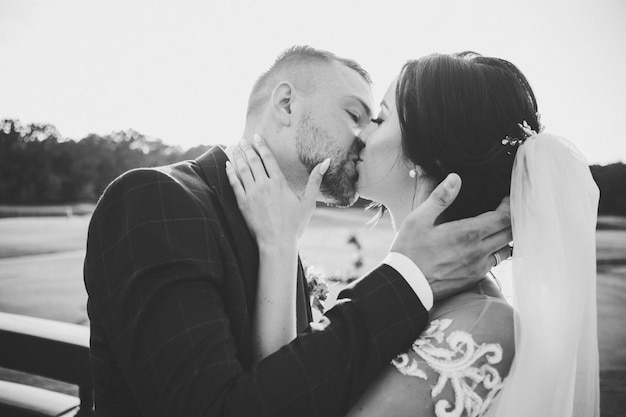 Foto casal elegante caminhando ao pôr do sol, história de amor, retrato da noiva e do noivo no dia do casamento