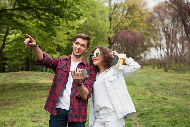 Casal elegante dançando na floresta