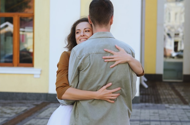 casal elegante e engraçado apaixonado em um encontro