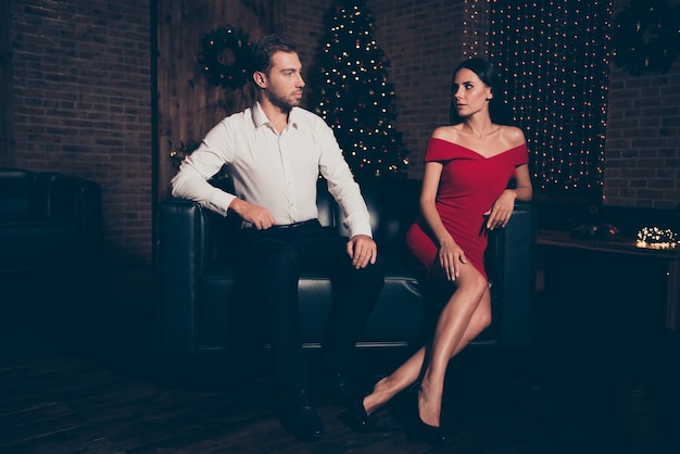 Casal elegante sentado em um sofá