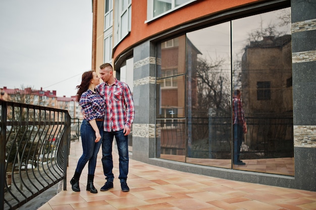 Foto casal elegante usa camisa quadriculada no amor juntos