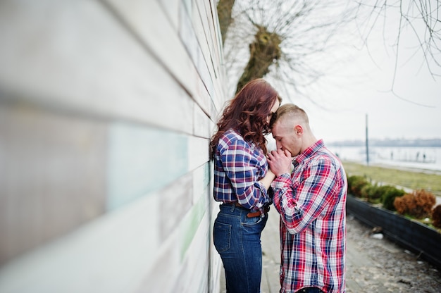 Foto casal elegante usa camisa quadriculada no amor juntos