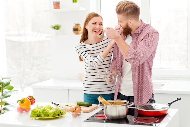 Casal em casa cozinhando juntos