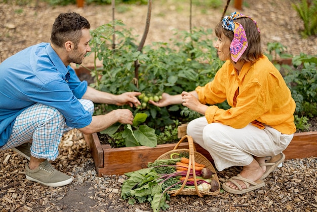 Casal em casa horta