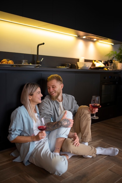 Casal em casa passando um tempo juntos