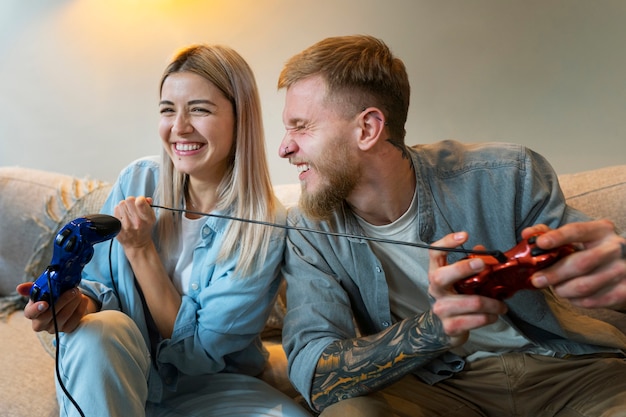 Foto casal em casa passando um tempo juntos