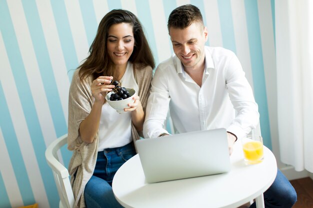 Casal em casa websurfing na internet