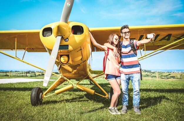 Casal em excursão de avião