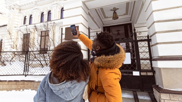 Foto casal em foto média tirando selfie