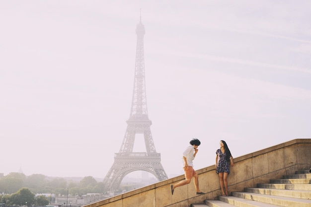 Casal em frente à Torre Eiffel