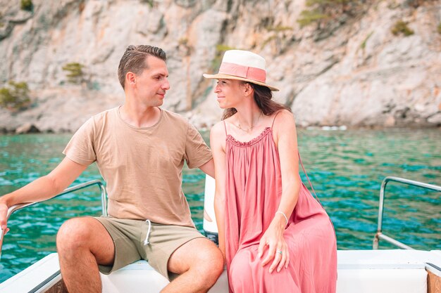 Casal em lua de mel navegando no barco em mar aberto