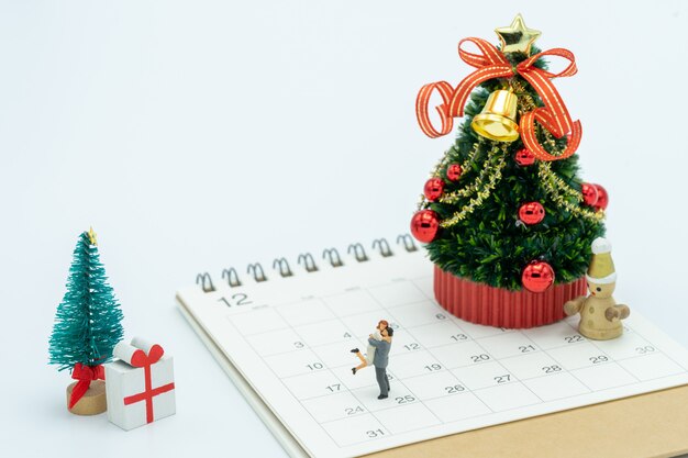 Casal em miniatura 2 pessoas em pé na árvore de Natal Celebrar o Natal