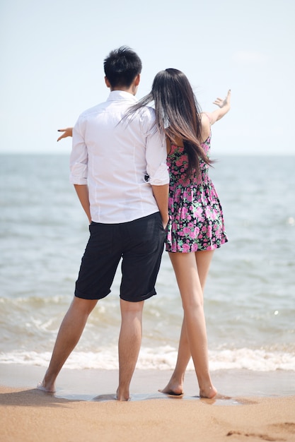 Casal em pé na praia