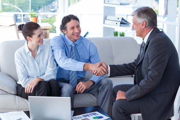 Casal em reunião com um consultor financeiro