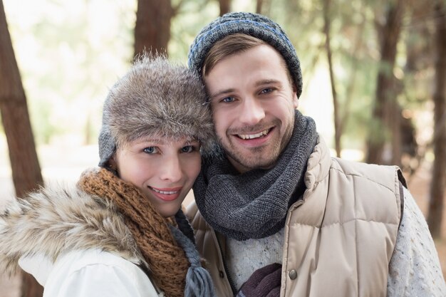 Casal em roupas de inverno na floresta