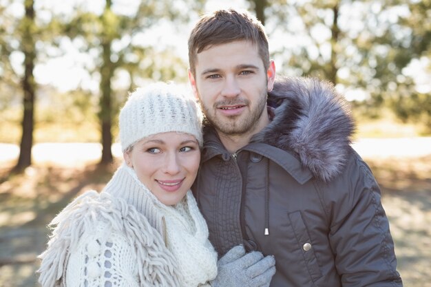 Casal em roupas de inverno na floresta