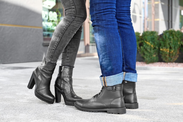 Foto casal em sapatos elegantes na rua da cidade