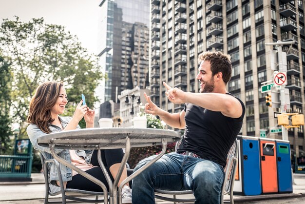 Casal em um bar ao ar livre